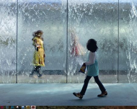 Ein Kind vor einer Wasserwand Foto: Telefonseelsorge